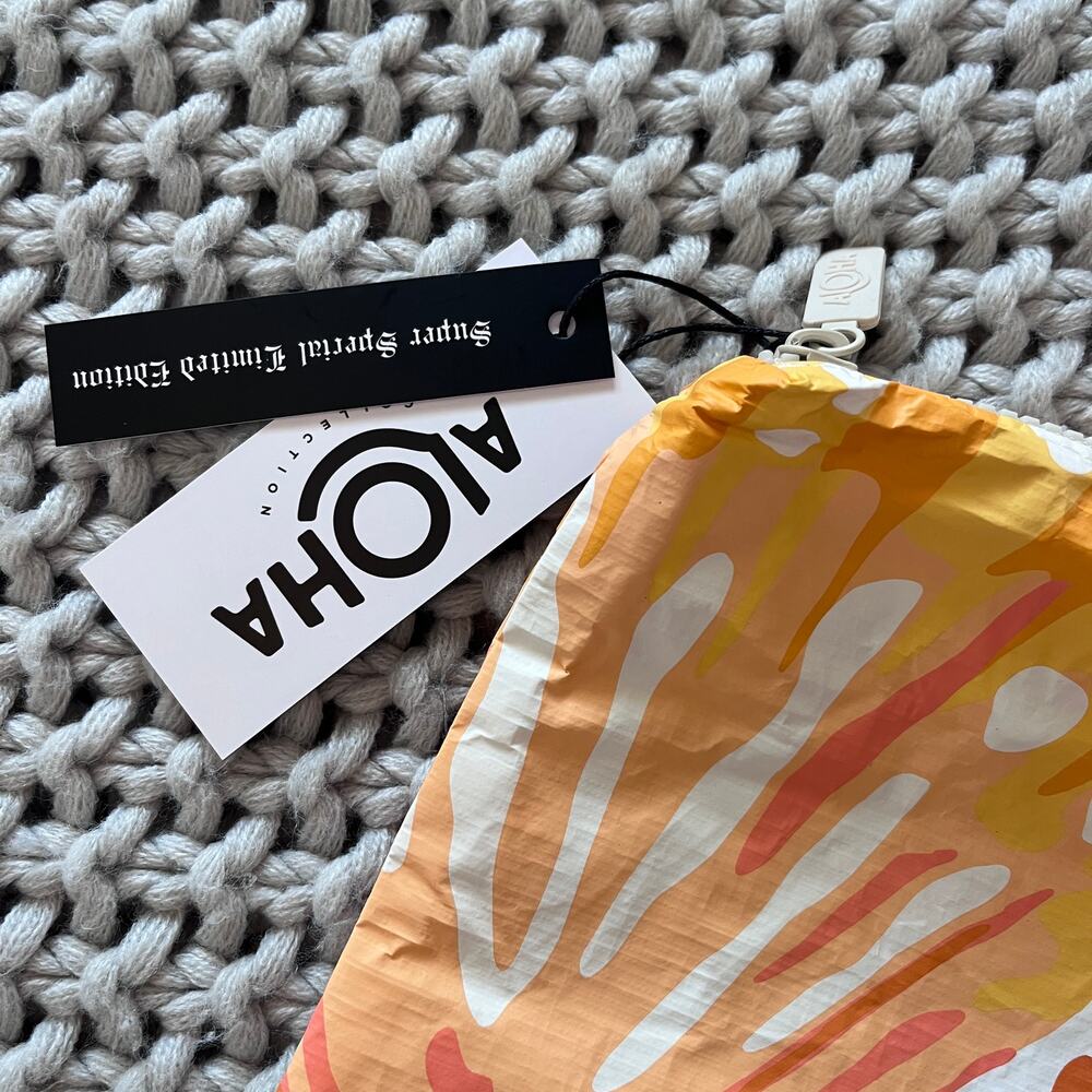 Aloha Collection• SUPER SPECIAL LIMITED EDITION Sunrise Shells Max Pouch - Picture 8 of 10